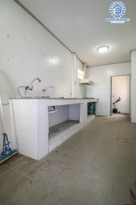 *****บ้านเดี่ยวมือสอง ม.บ้านภาณุ ปิ่นเกล้า-ตลิ่งชัน เนื้อที่กว้างขวางเกือบ 58 ตร.ว. ฟังก์ชัน 3 ห้องนอน 3 ห้องน้ำ ที่จอดรถ 2 คัน บ้านหลังใหญ่ สภาพสสวยงาม ตั้งอยู่ใกล้ทะเลสาบส่วนกลางของหมู่บ้าน การเดินทางสะดวกสบาย เชื่อมต่อถนนกาญจนาภิเษก ใกล้รถไฟฟ้าสายสีน้ำเงิน "สถานีแยกไฟฉาย" และทางด่วน "ศรีรัช" จองเลยวันนี้!